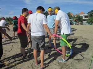 PT Soho Indonesia Beach Team Building Hula Hoop Transfer Strategy