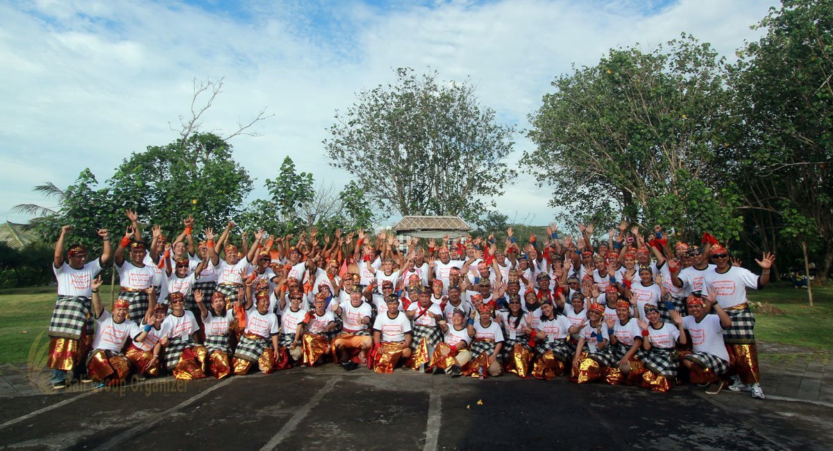 TNT, TNT Express Indonesia, Bali Group Photo, Bali Group Organizer, Costume, Balinese Costume, Kecak Dance, Bali, bali group references 2013